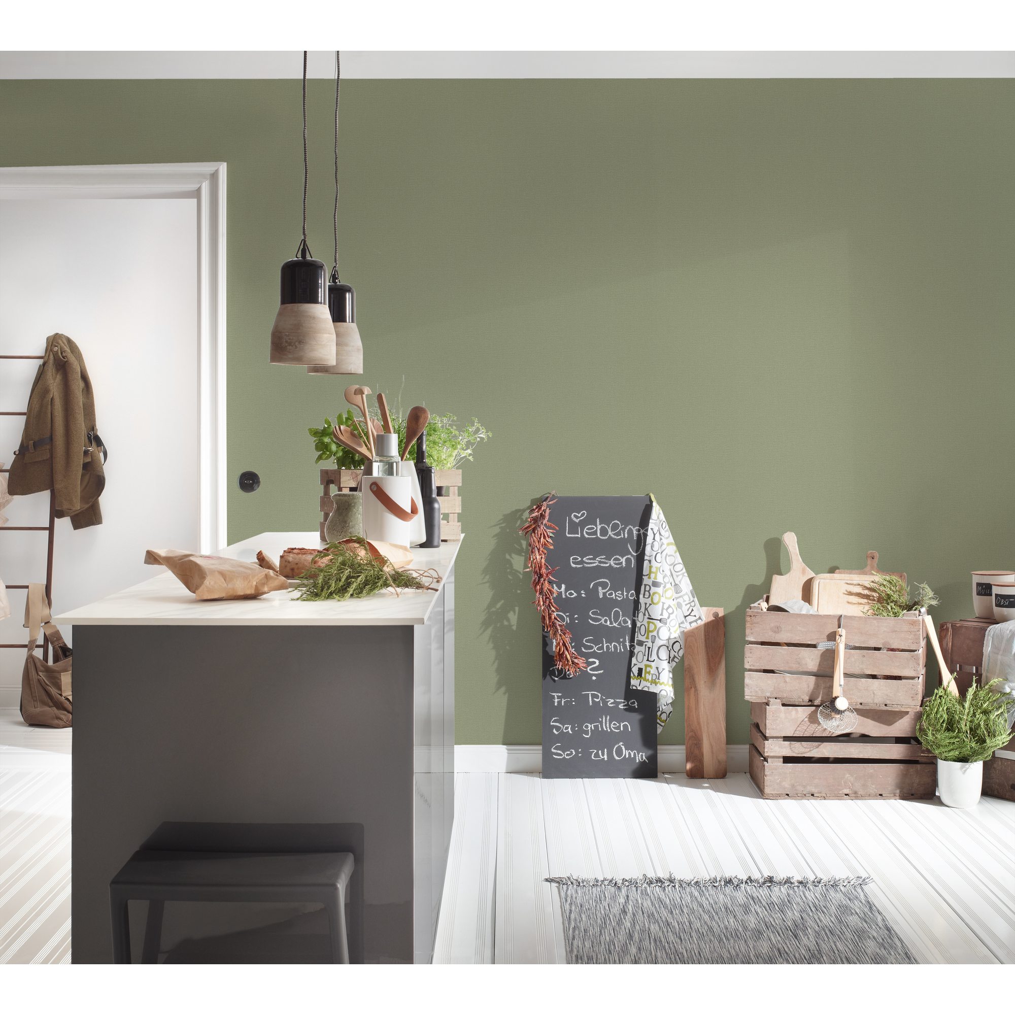 Küche mit grün gestrichener Wand und Kücheninsel
