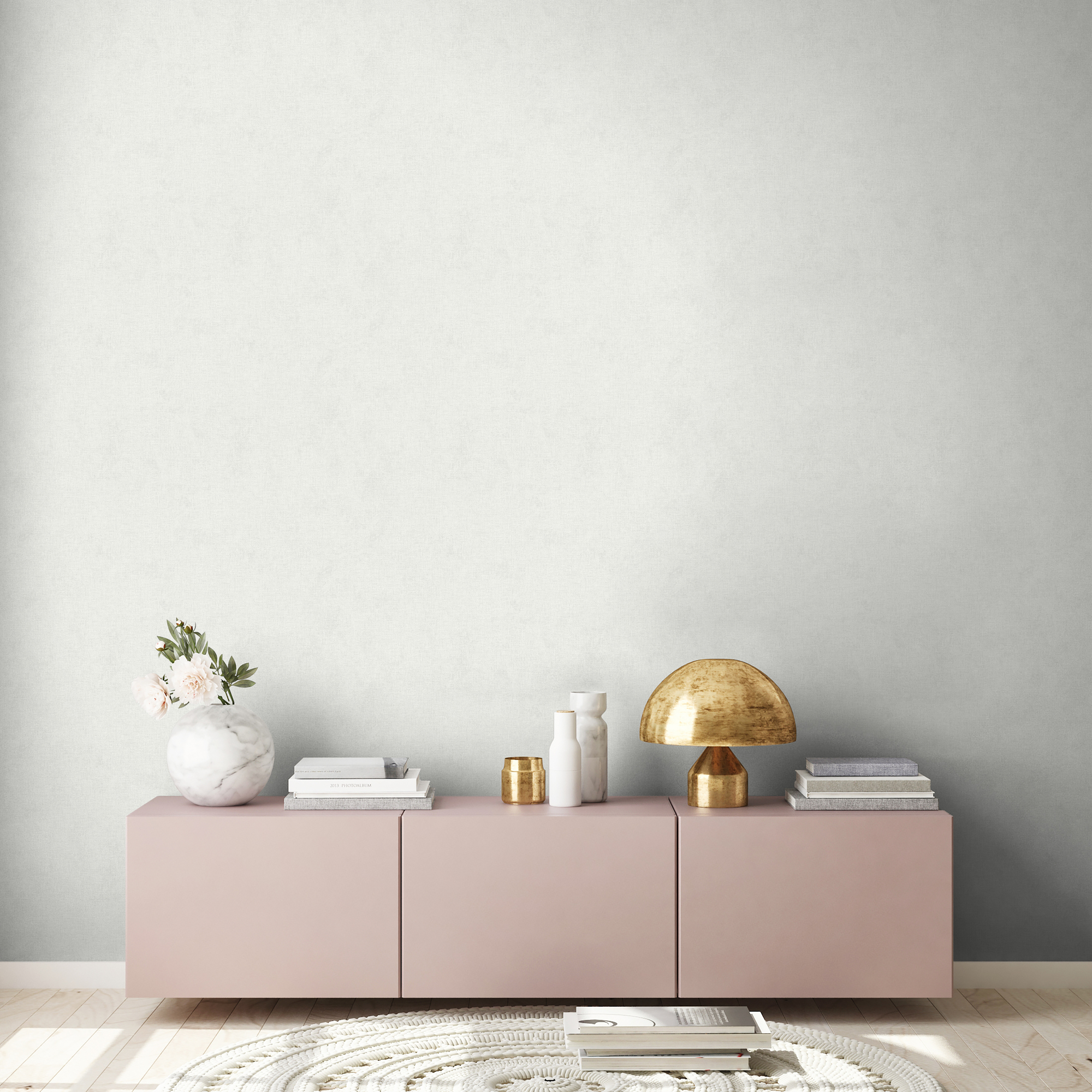 Rosa Sideboard vor hellgrauer Vliestapete NewWallsUni