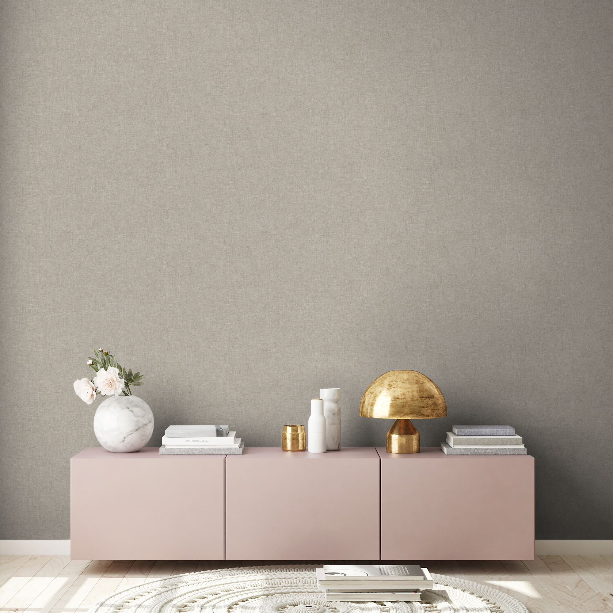 Rosa Sideboard mit Deko vor beiger Wand