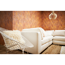 Weißes Sofa mit weißem Drahtstuhl und gemusterter Wand