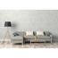 Graues Sofa mit Stehlampe auf hellem Holzboden. Weiße Wand mit Strukturtapete.