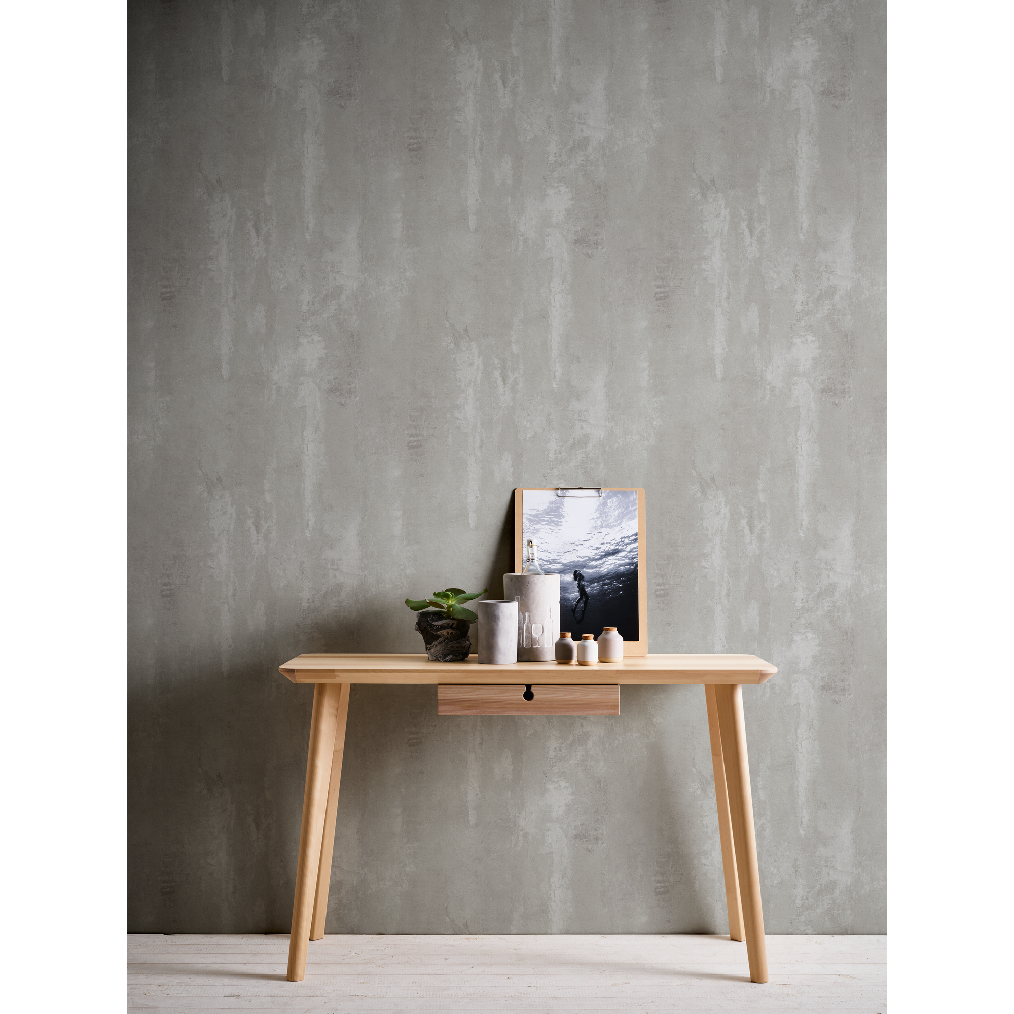 Holztisch vor grauer Betonwandtapete Bude II