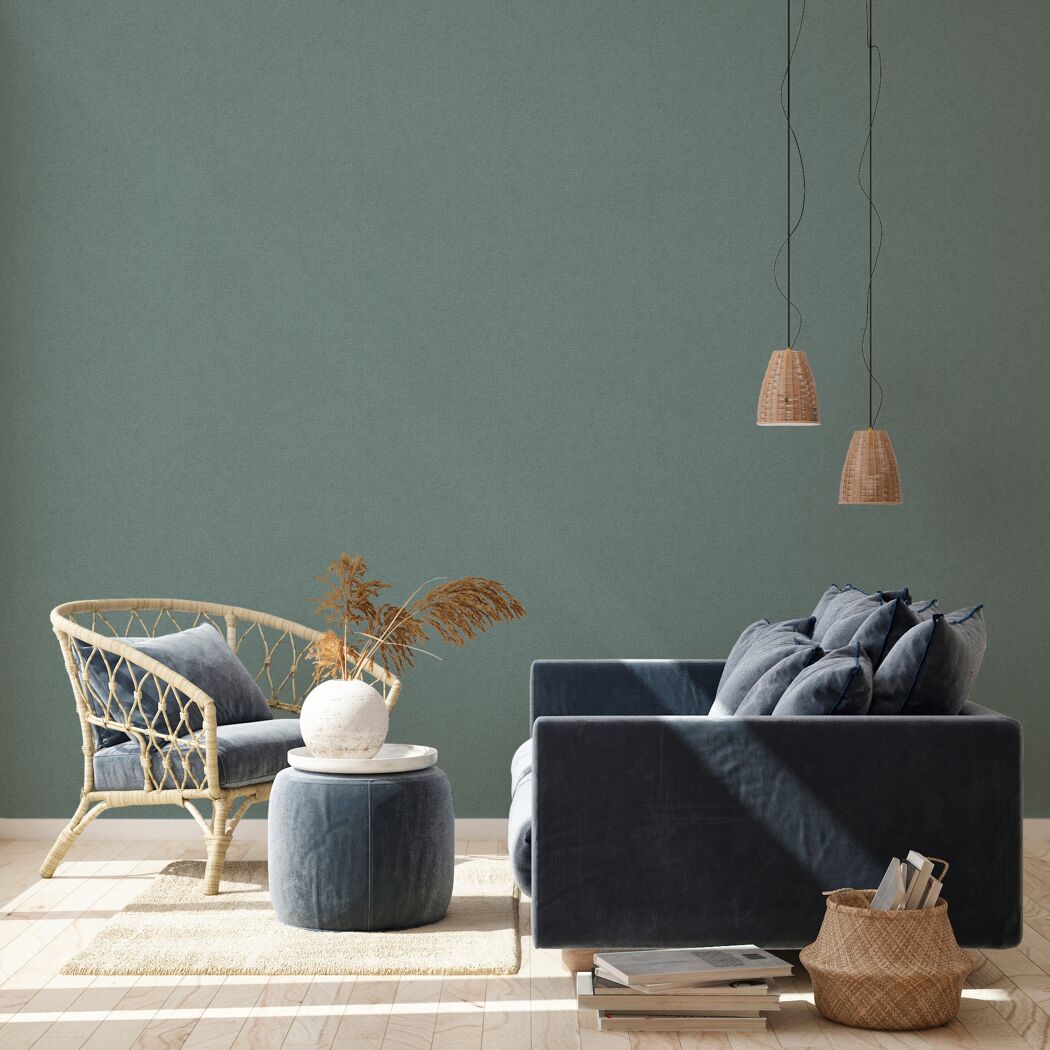 Wohnzimmer mit Rattan-Sessel, Sofa und Beistelltisch