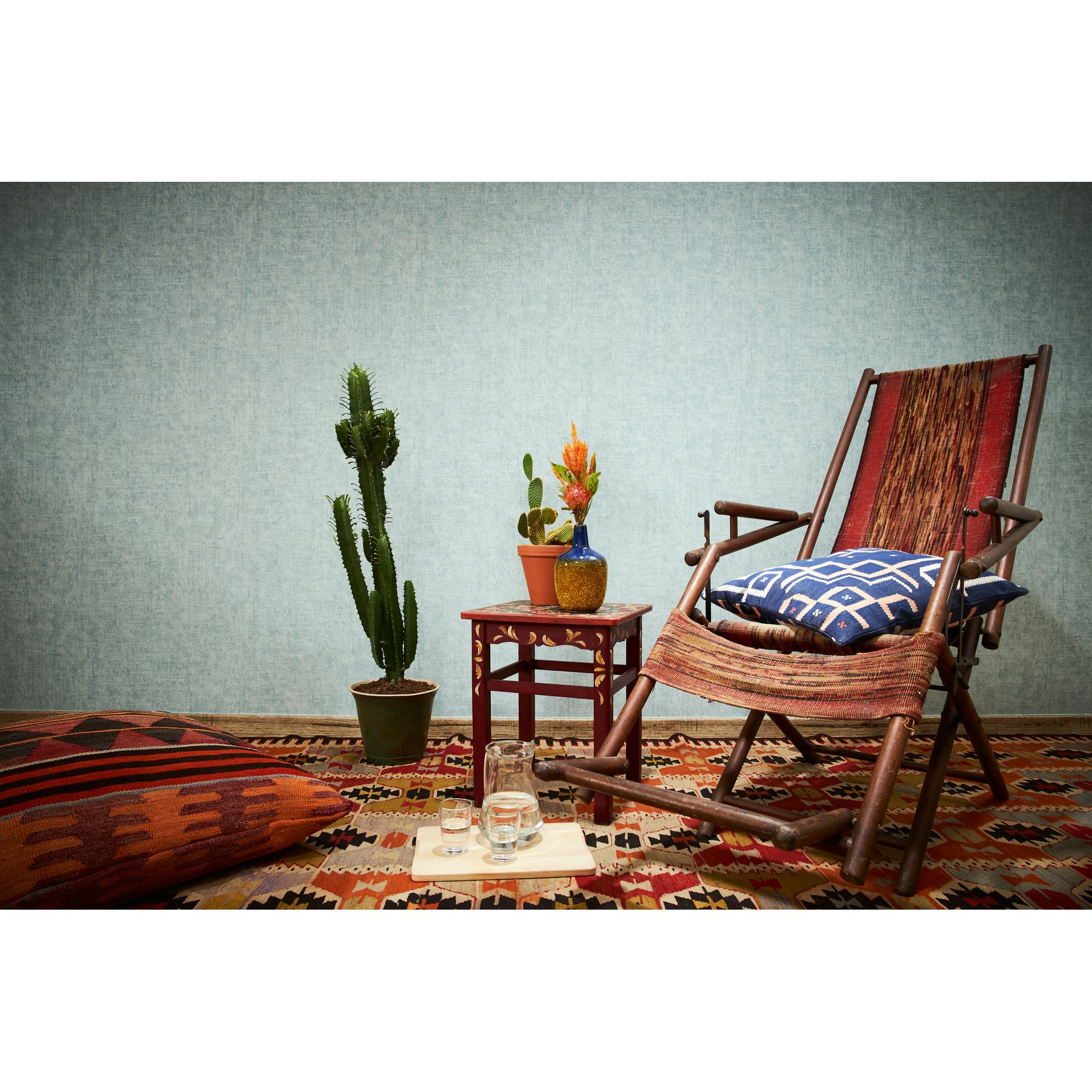 Entspannungsbereich mit Vliestapete NewWalls Uni Türkis im Hintergrund