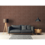 Wohnzimmer mit brauner Backsteinwand und grauer Couch