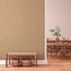 Wohnzimmer mit beiger Wand und Holzboden. Vliest Mesto II