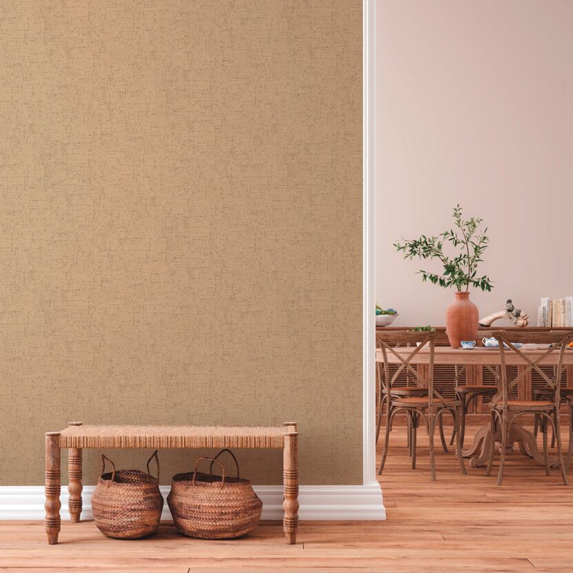 Wohnzimmer mit beiger Wand und Holzboden. Vliest Mesto II