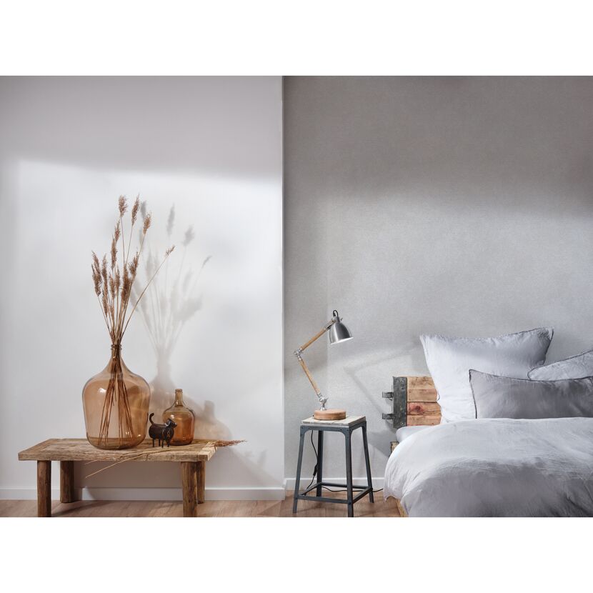 Schlafzimmer mit grauer Vliestapete