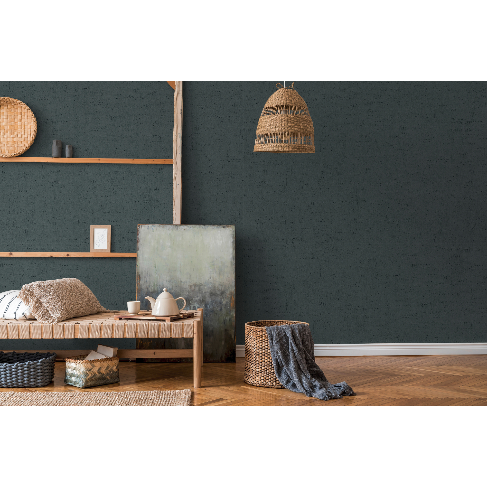 Wohnzimmer mit dunkelgrüner Vliestapete und Holzmöbeln