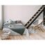 Schlafzimmer mit Bett, Korbstuhl und Treppe