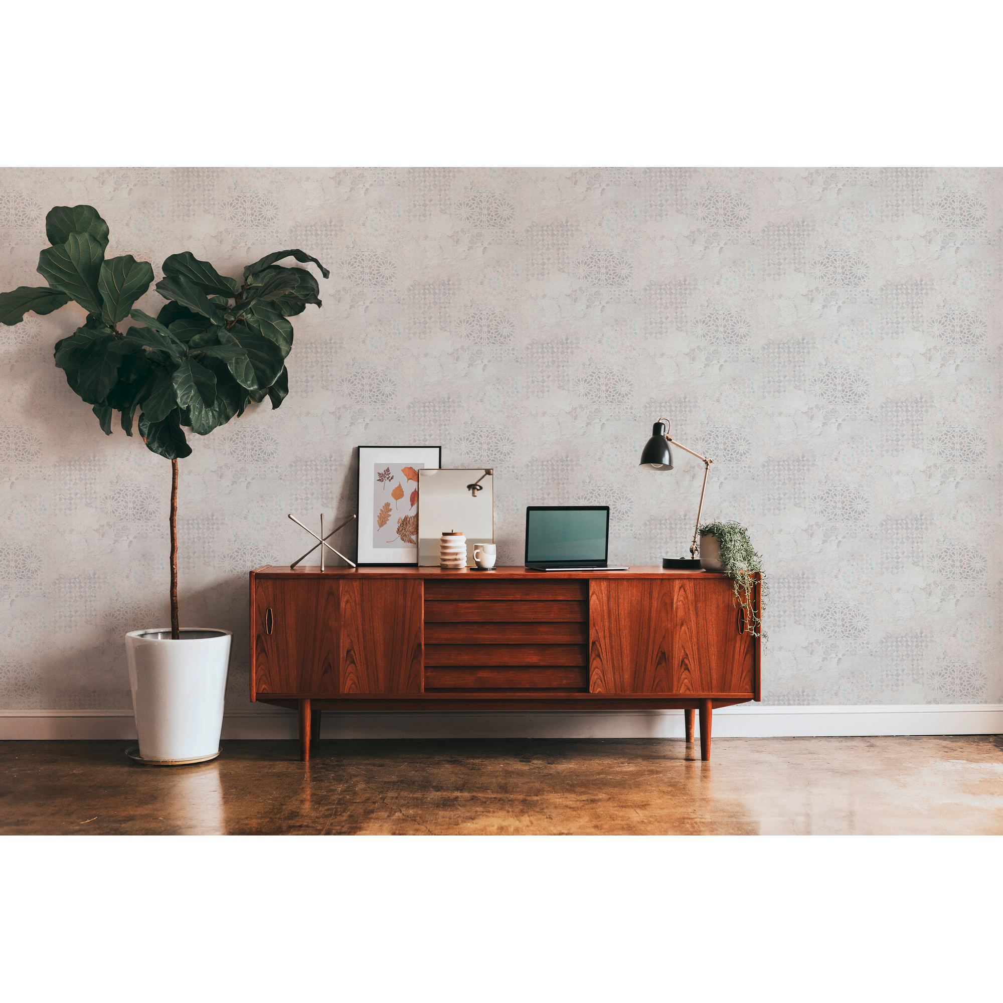 Wohnzimmer mit gemusterter Tapete und Holzmöbeln