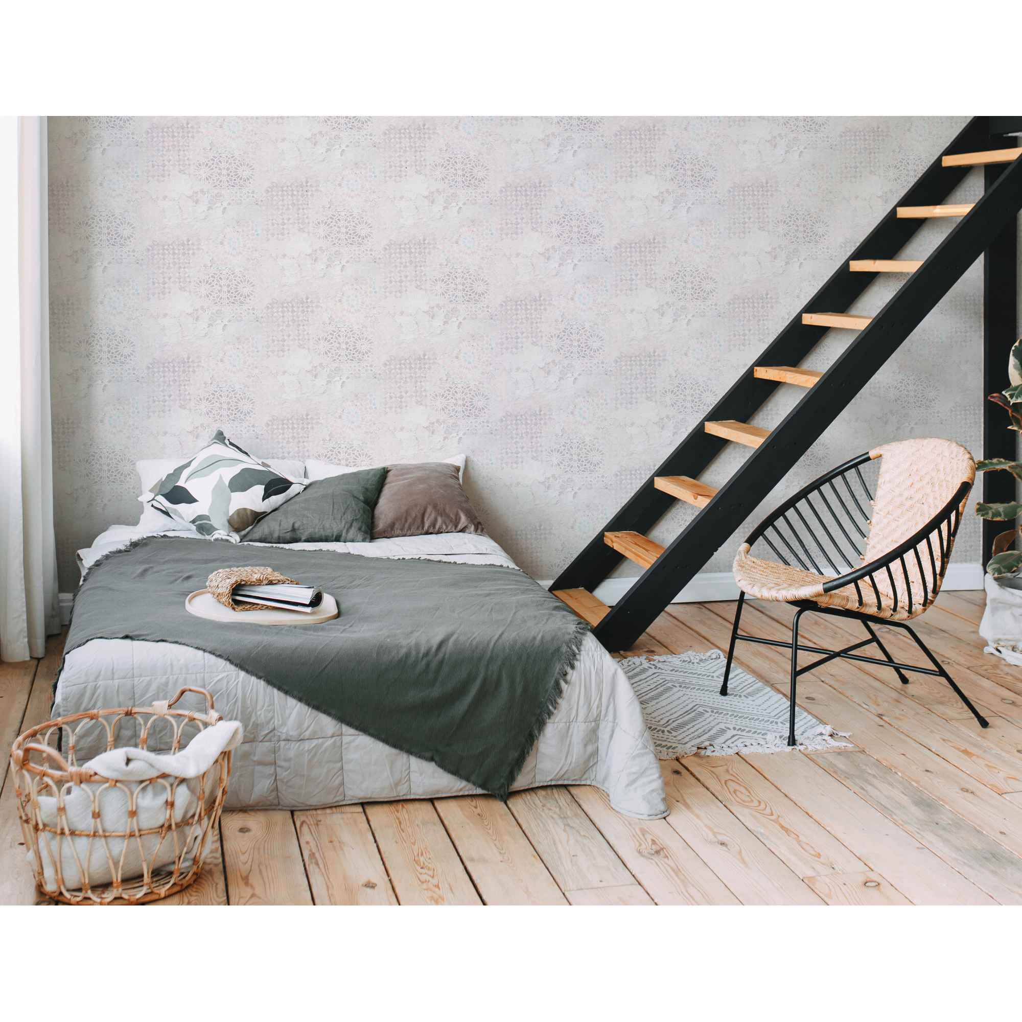 Schlafzimmer mit gemusterter Tapete und Bett