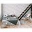 Schlafzimmer mit gemusterter Tapete und Bett