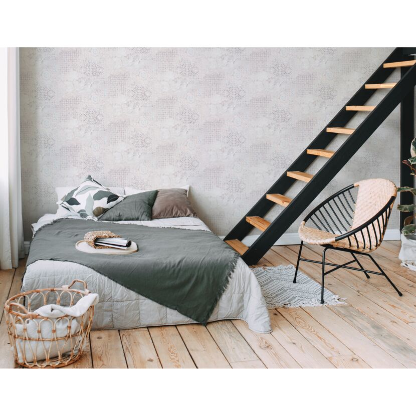 Schlafzimmer mit gemusterter Tapete und Bett