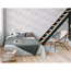 Schlafzimmer mit gemusterter Tapete und Bett