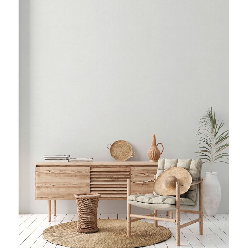 Wohnzimmer mit Holzmöbeln, Korbgeflecht und Jute Teppich