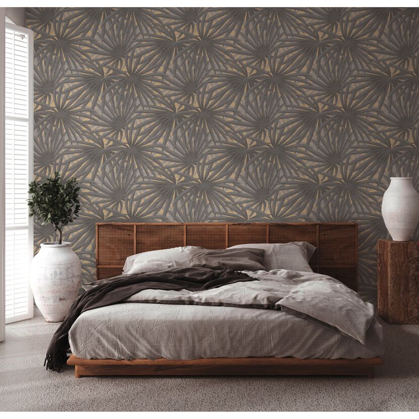 Schlafzimmer mit Vliestapete "MESTO II" mit Palmenmuster in Gold und Grau