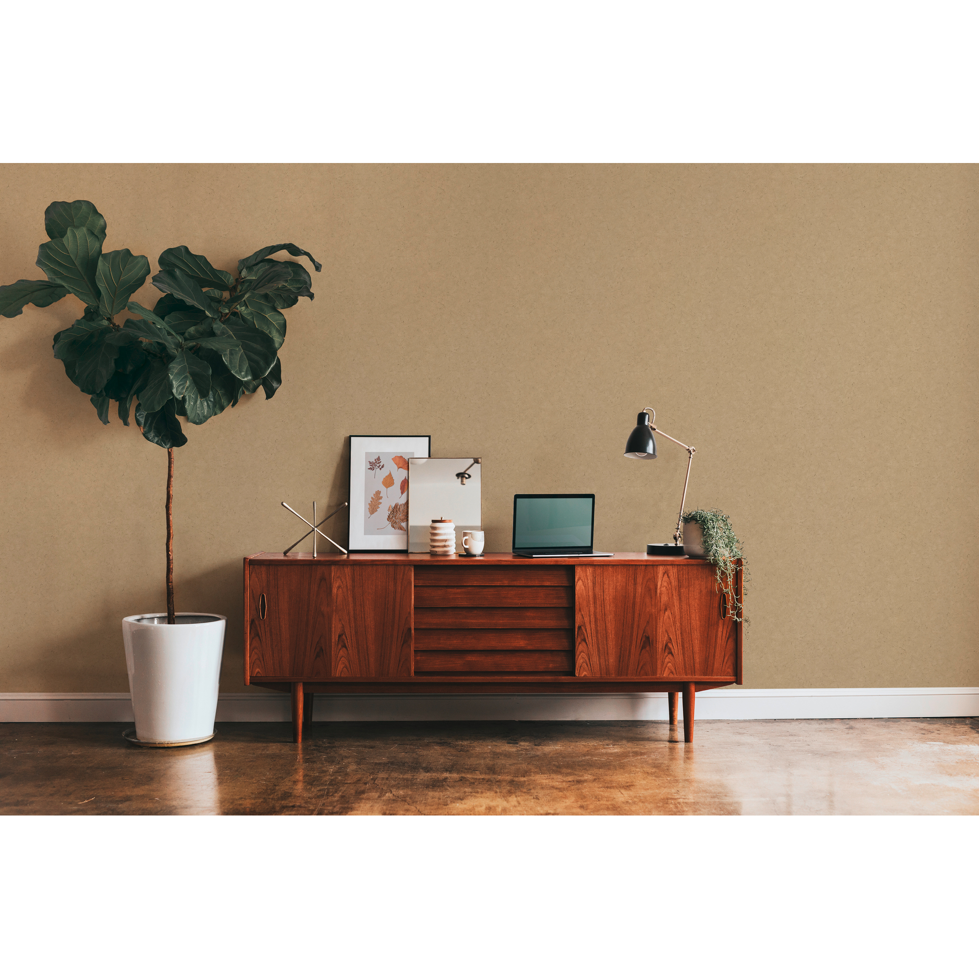 Wohnzimmer mit beiger Wand und Holzmöbeln