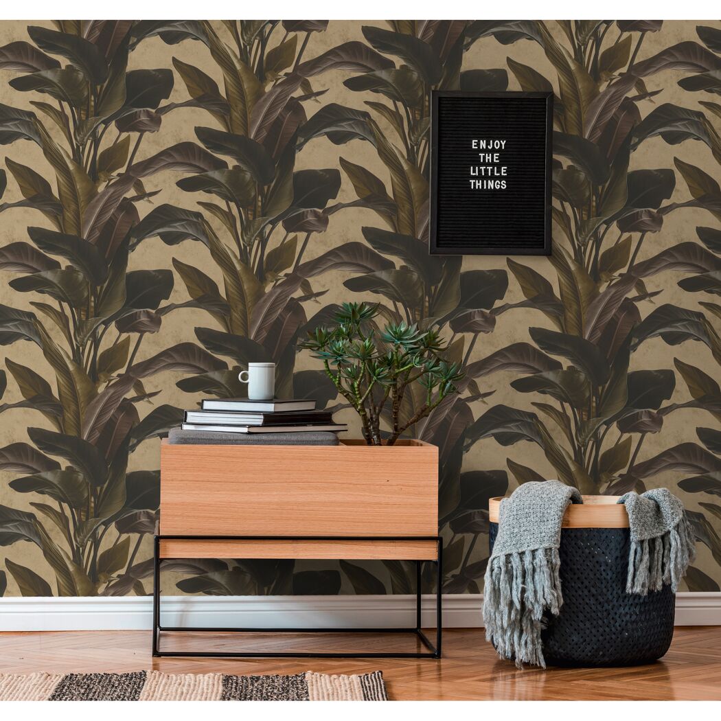 Wohnzimmer mit beidseitig bedruckter Tapete mit Blättern in Gold und Schwarz