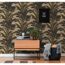 Wohnzimmer mit beidseitig bedruckter Tapete mit Blättern in Gold und Schwarz