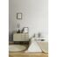 Modernes Schlafzimmer mit hellem Bett, Kommode und Deko