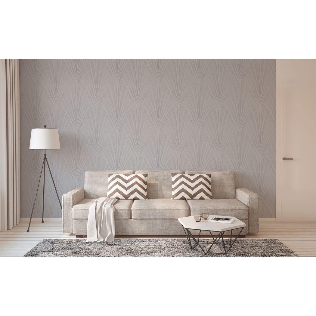 Wohnzimmer mit grauem Sofa und gemusterter Tapete