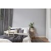 Modernes Schlafzimmer mit Bett, Tisch und Pflanze