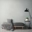 Sitzbank mit Decke, Kissen, Lampe und kleinem Tisch