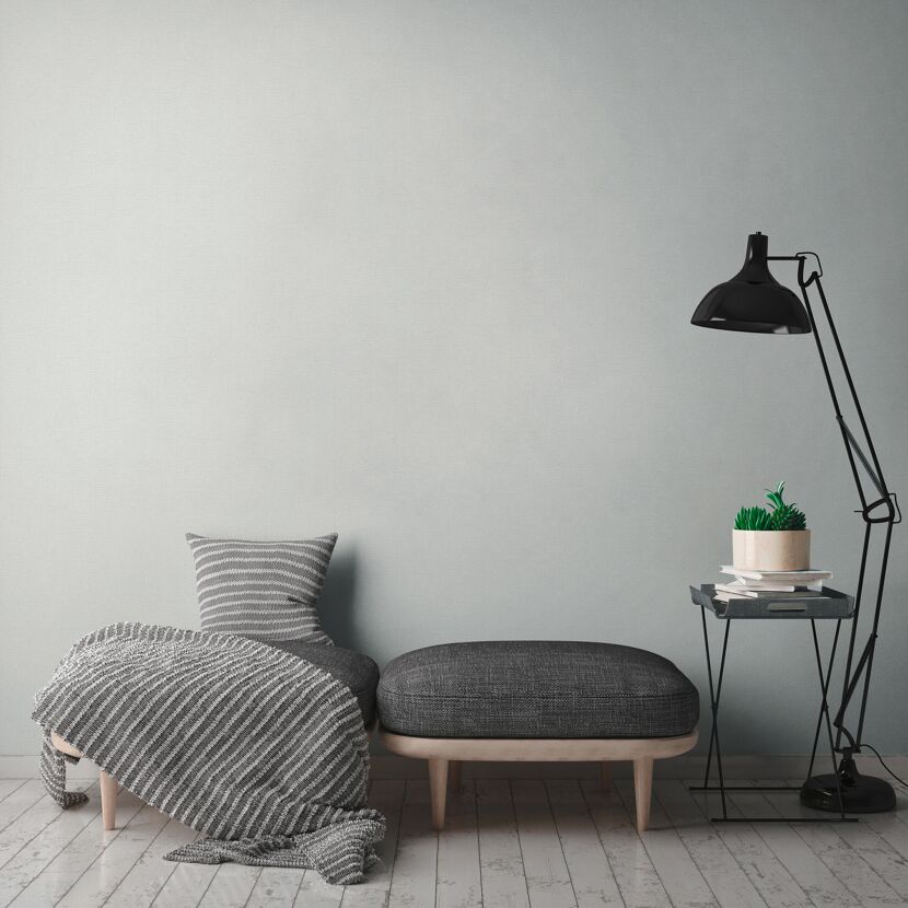 Sitzbank mit Decke, Kissen, Lampe und kleinem Tisch