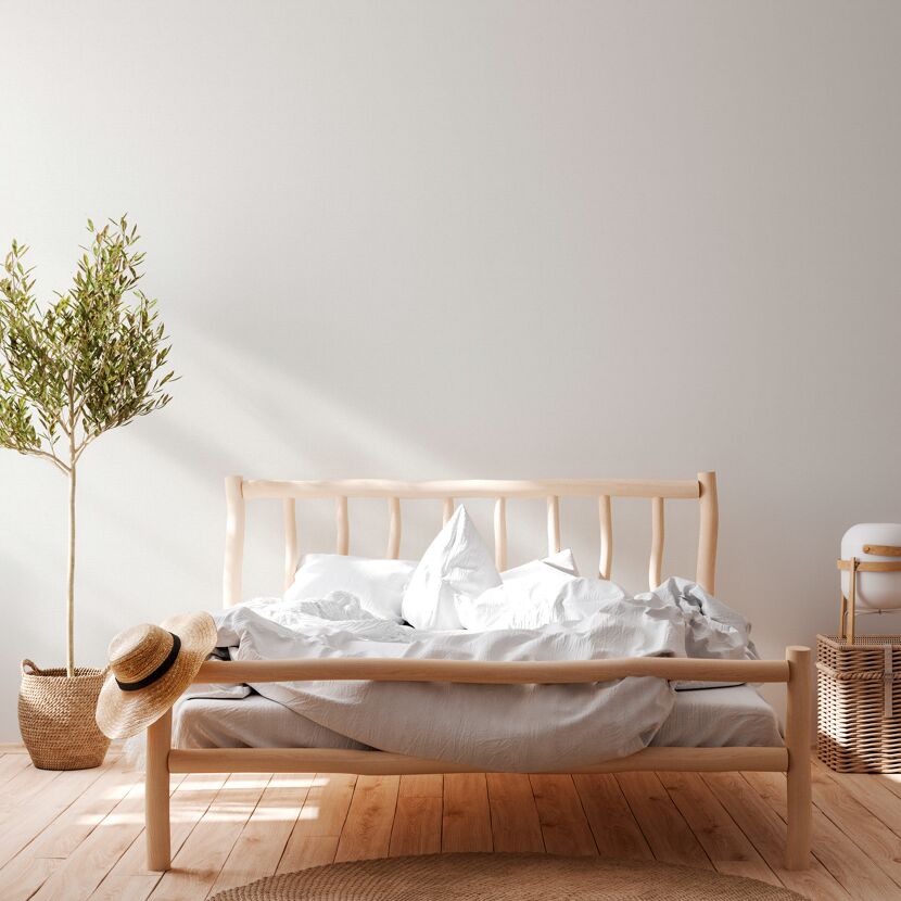 Zerzaustes Bett im Schlafzimmer