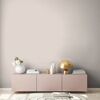 Rosa Sideboard mit Deko vor beiger Wand