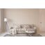 Modernes Wohnzimmer mit hellem Sofa, Teppich und Stehlampe.