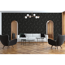 Wohnzimmer mit schwarzer Marmorwand und weißem Sofa