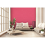 Wohnzimmer mit rosa Vliestapete "Mesto 2", Sofas und kleinem Tisch.