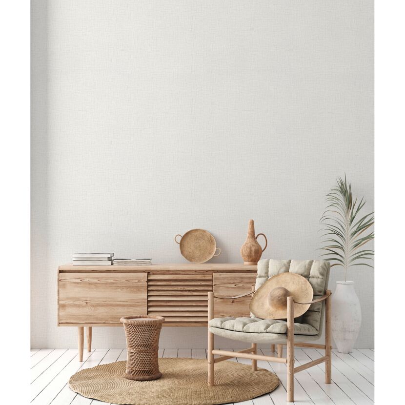 Wohnzimmer mit Holzmöbeln, Korb und Pflanze