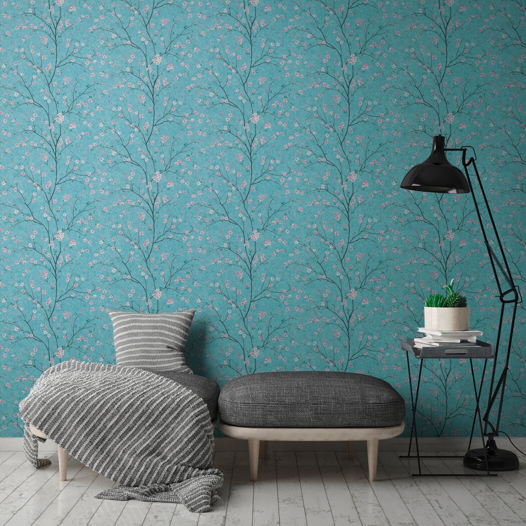 Wohnzimmer mit türkiser Blumentapete