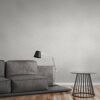 Graues Sofa mit Lampe und Beistelltisch