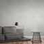 Graues Sofa mit Lampe und Beistelltisch