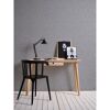 Schreibtisch mit Lampe, Bildern und schwarzem Stuhl