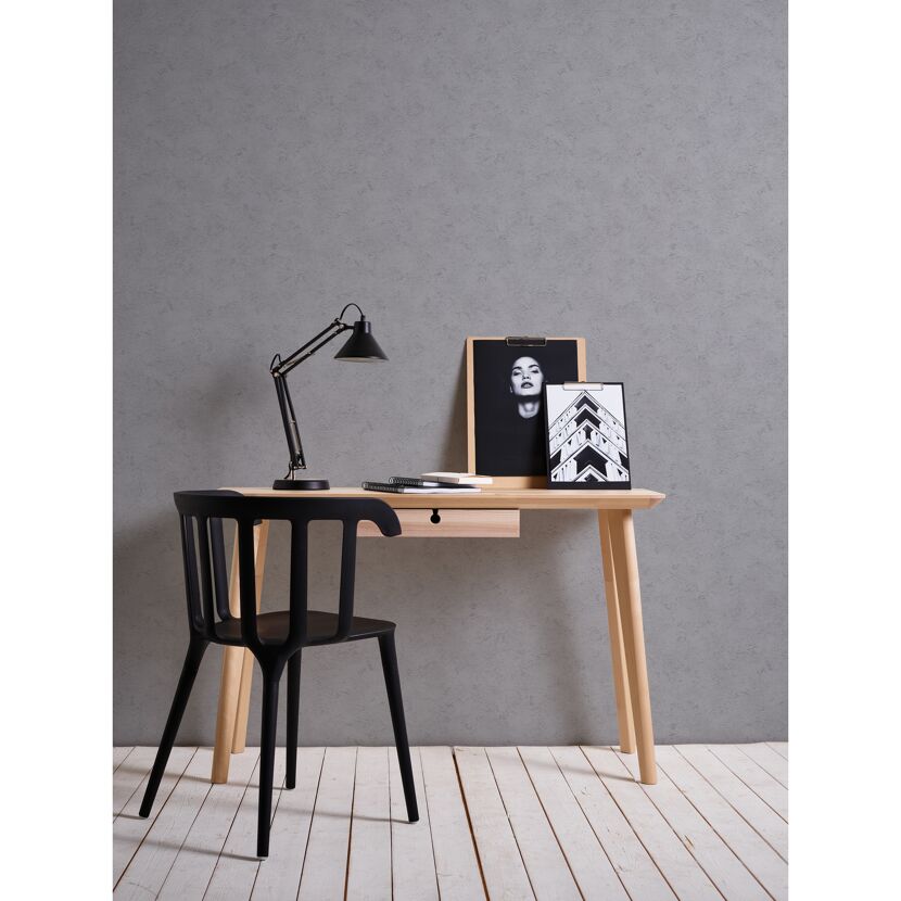 Schreibtisch mit Lampe, Bildern und schwarzem Stuhl