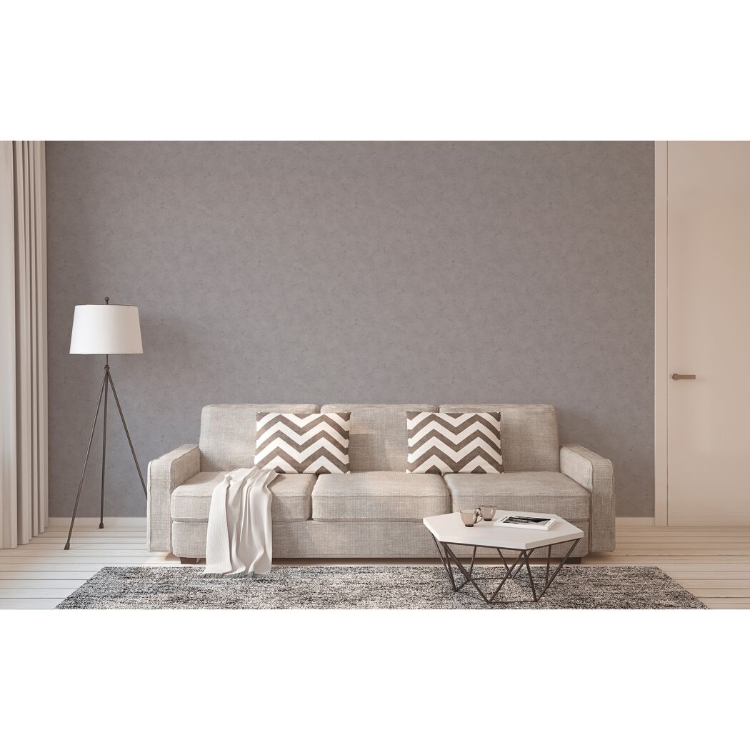 Modernes Wohnzimmer mit grauem Sofa, Teppich und Stehlampe.