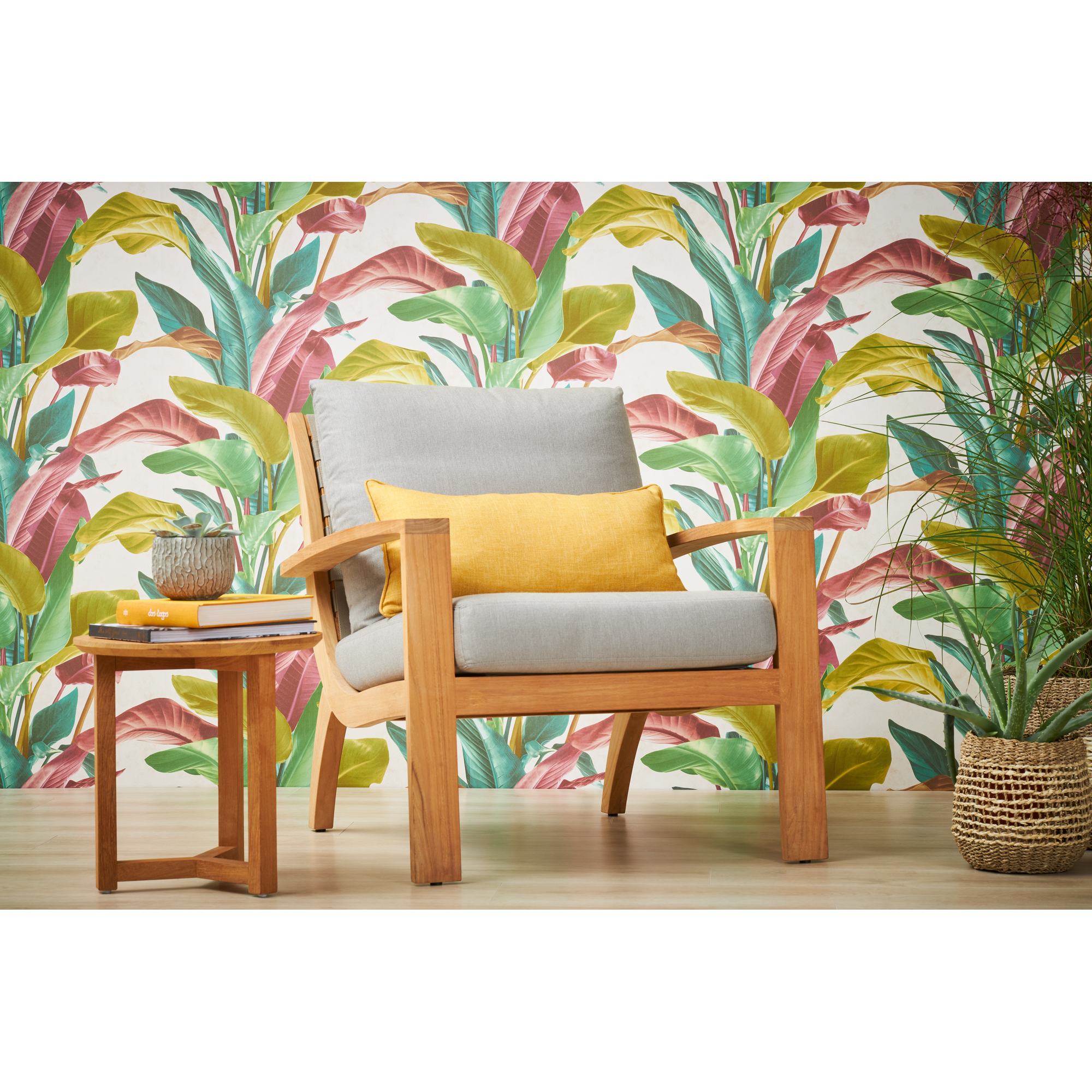 Bequemer Sessel mit buntem Blattmustertapete
