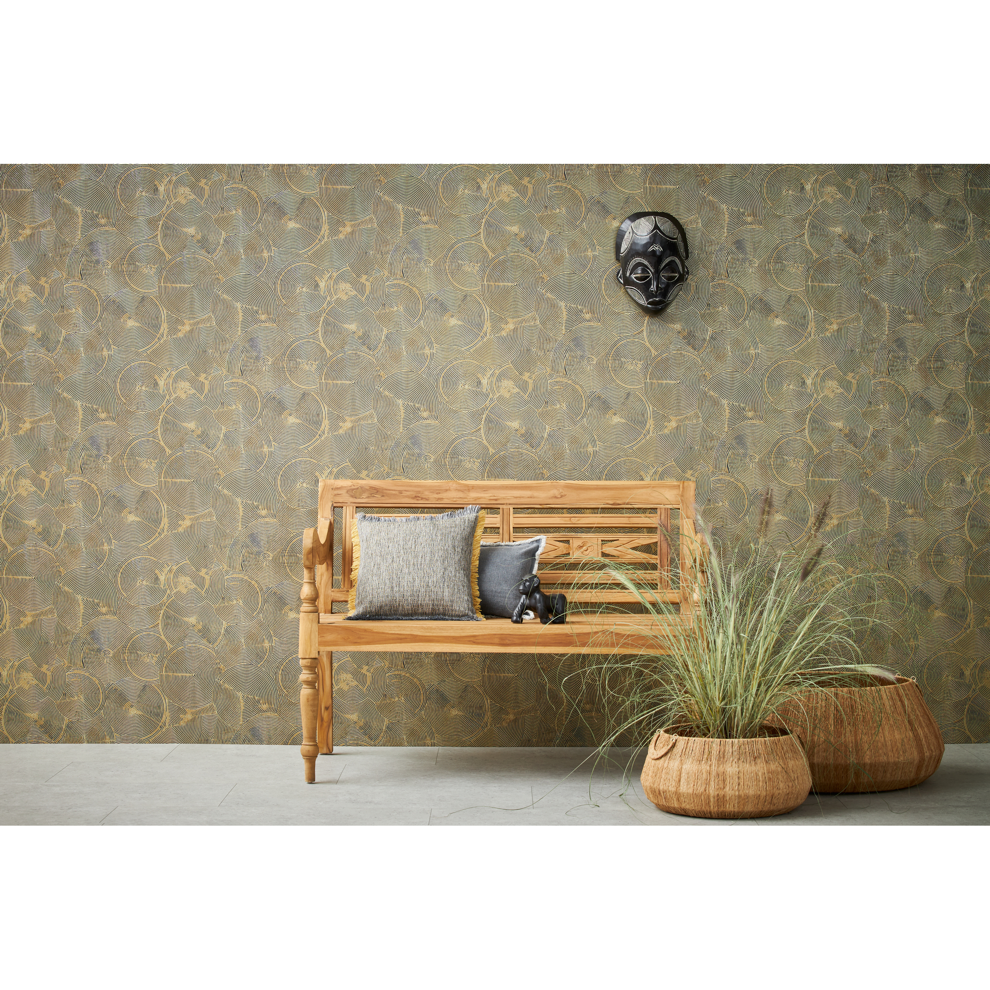 Wohnzimmer mit goldener Vliestapete Mesto 2 und Holzmöbeln