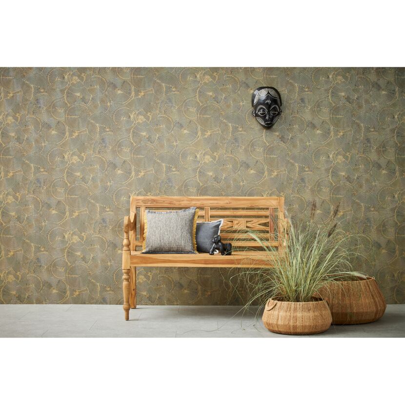 Wohnzimmer mit goldener Vliestapete Mesto 2 und Holzmöbeln