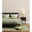 Schlafzimmer mit gemusterter Tapete und Bett