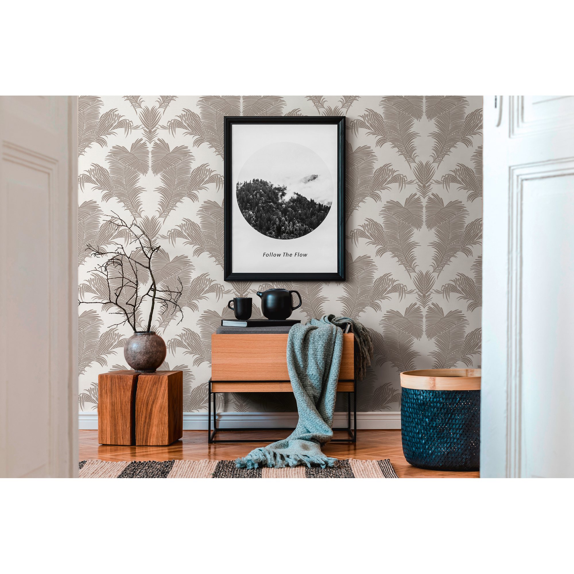 Wohnzimmer mit Farn-Tapete in Beige