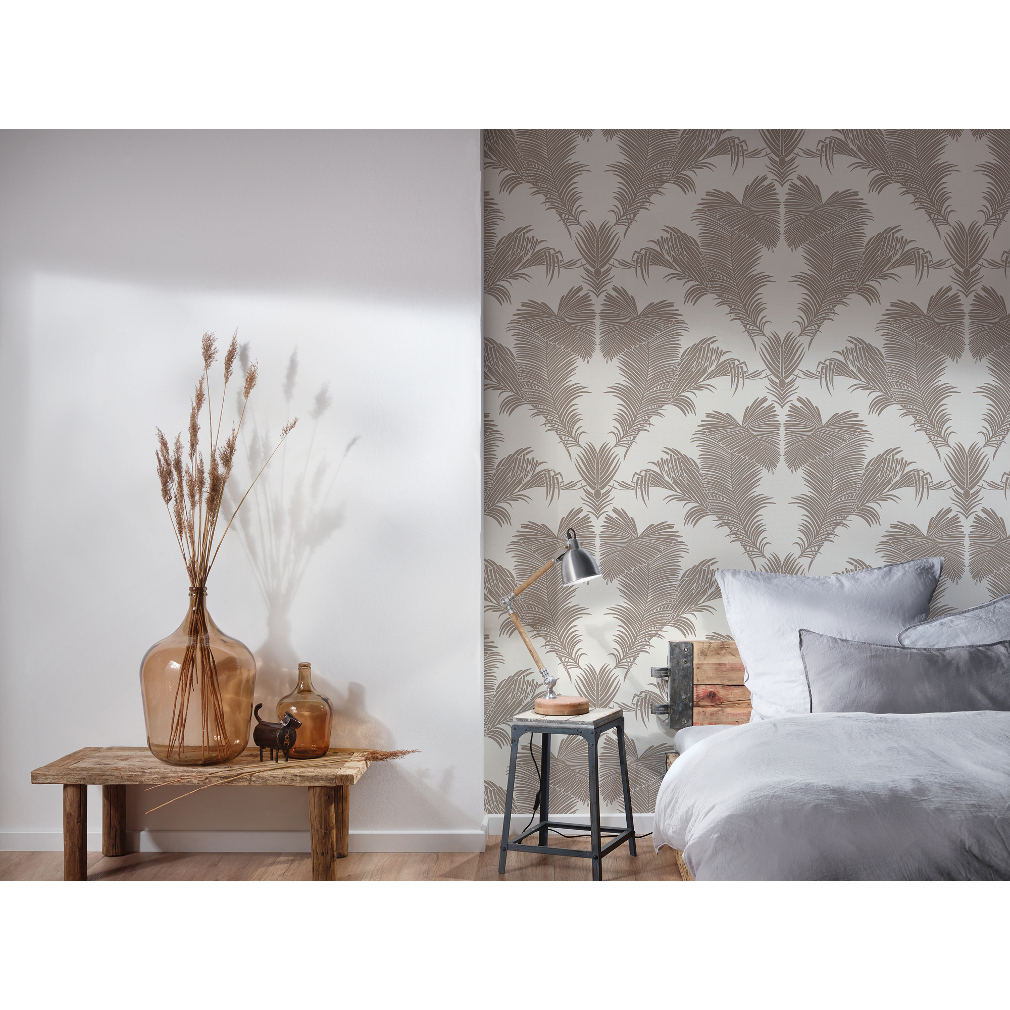 Schlafzimmer mit beigefarbener Tapete mit Farnmuster