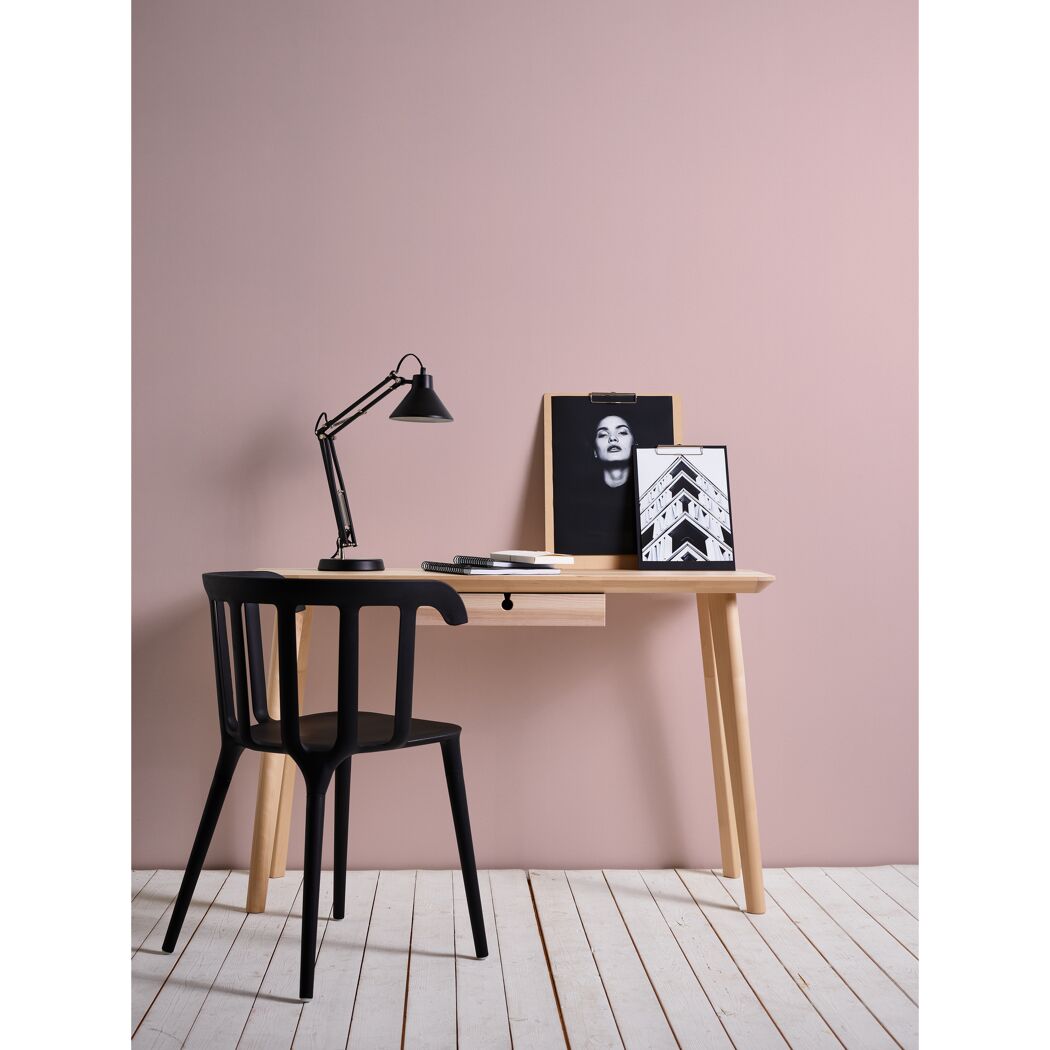 Schreibtisch mit Lampe, schwarzem Stuhl und Bildern