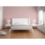 Schlafzimmer mit Bett, Nachttischen und rosa Wand