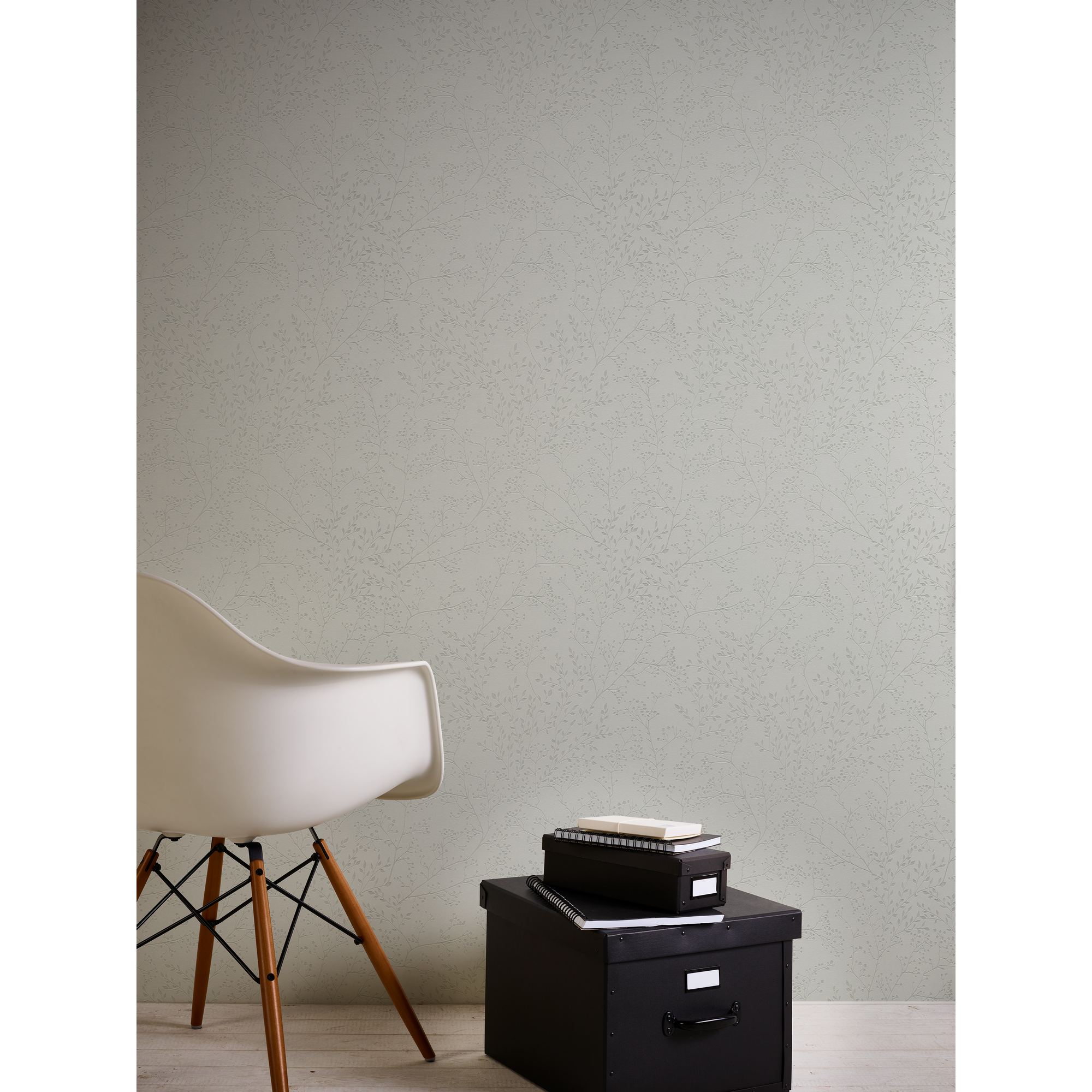 Vliestapete mit grauem Zweigmuster